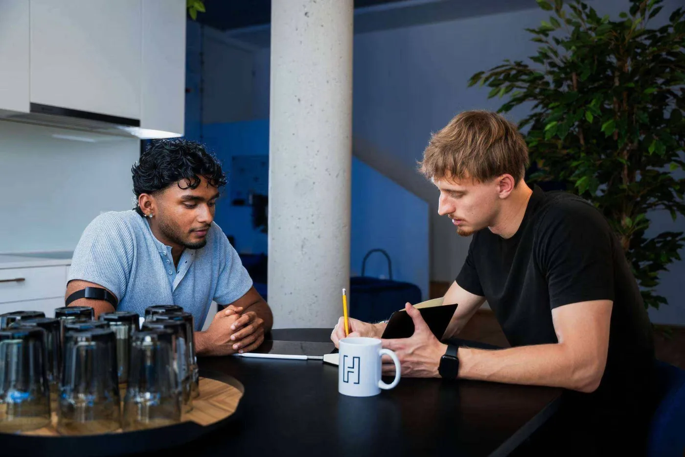Yann Piccand und Rojith Ragavan konzipieren eine Website im Büro